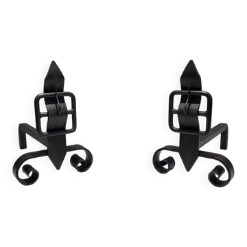 Paire de Chenets en Fer Forgé à Flambeaux en Obélisque et Motifs Ceinture-B