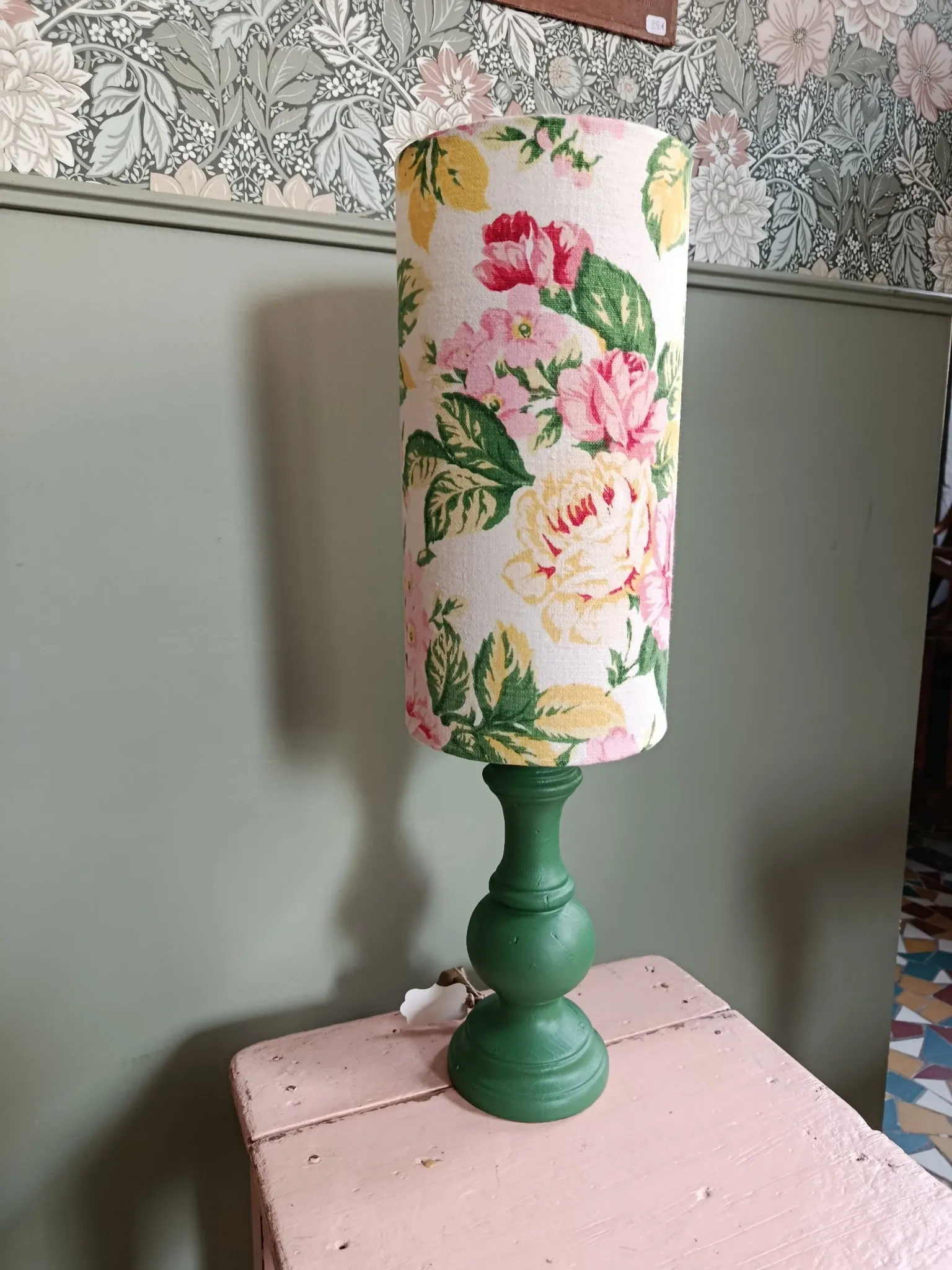 Lampe à poser vintage vert anglais et fleurs
