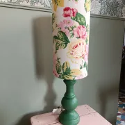 Lampe à poser vintage vert anglais et fleurs