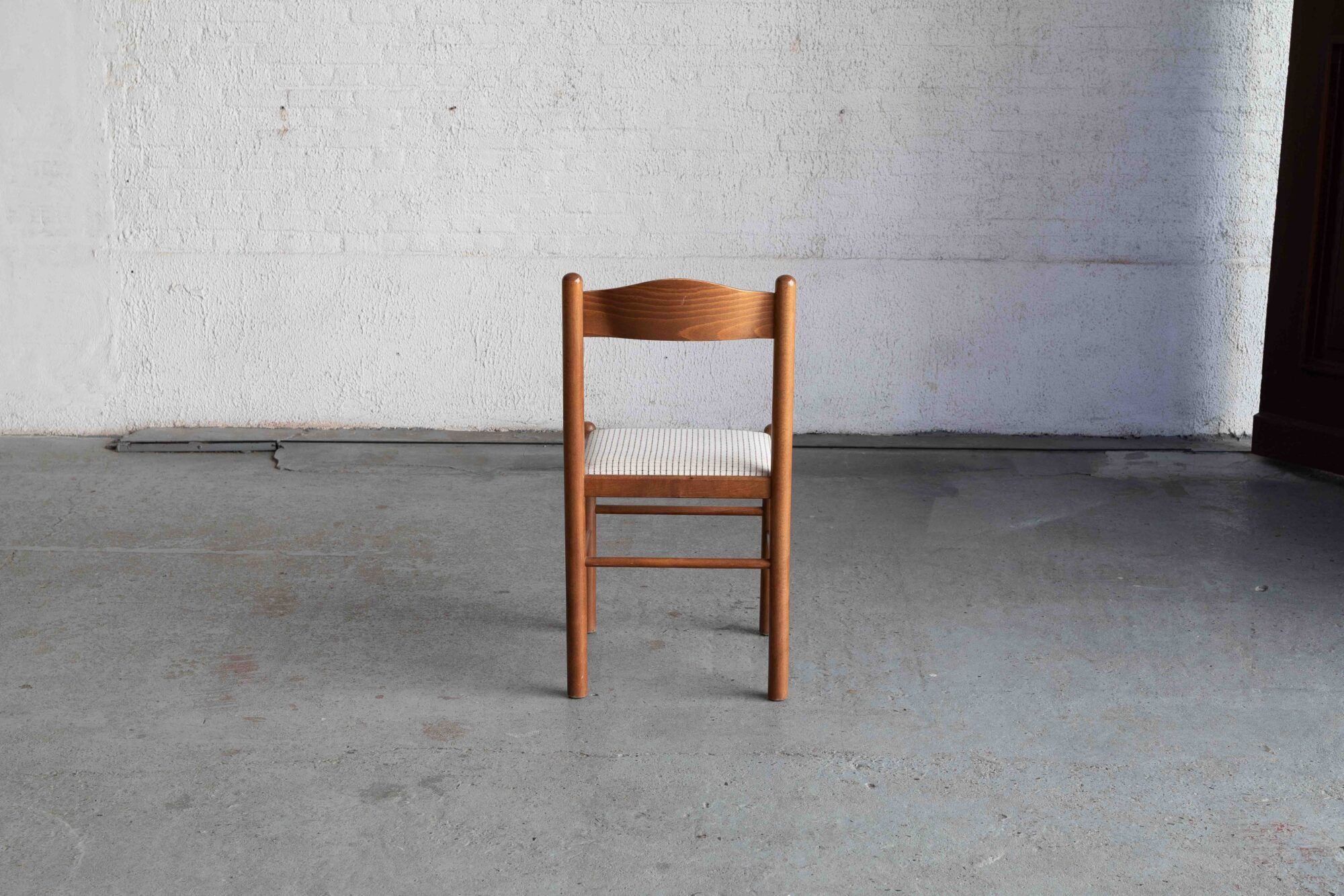 Ensemble de 6 chaises de salle à manger dans le style de Vico Magistretti.
