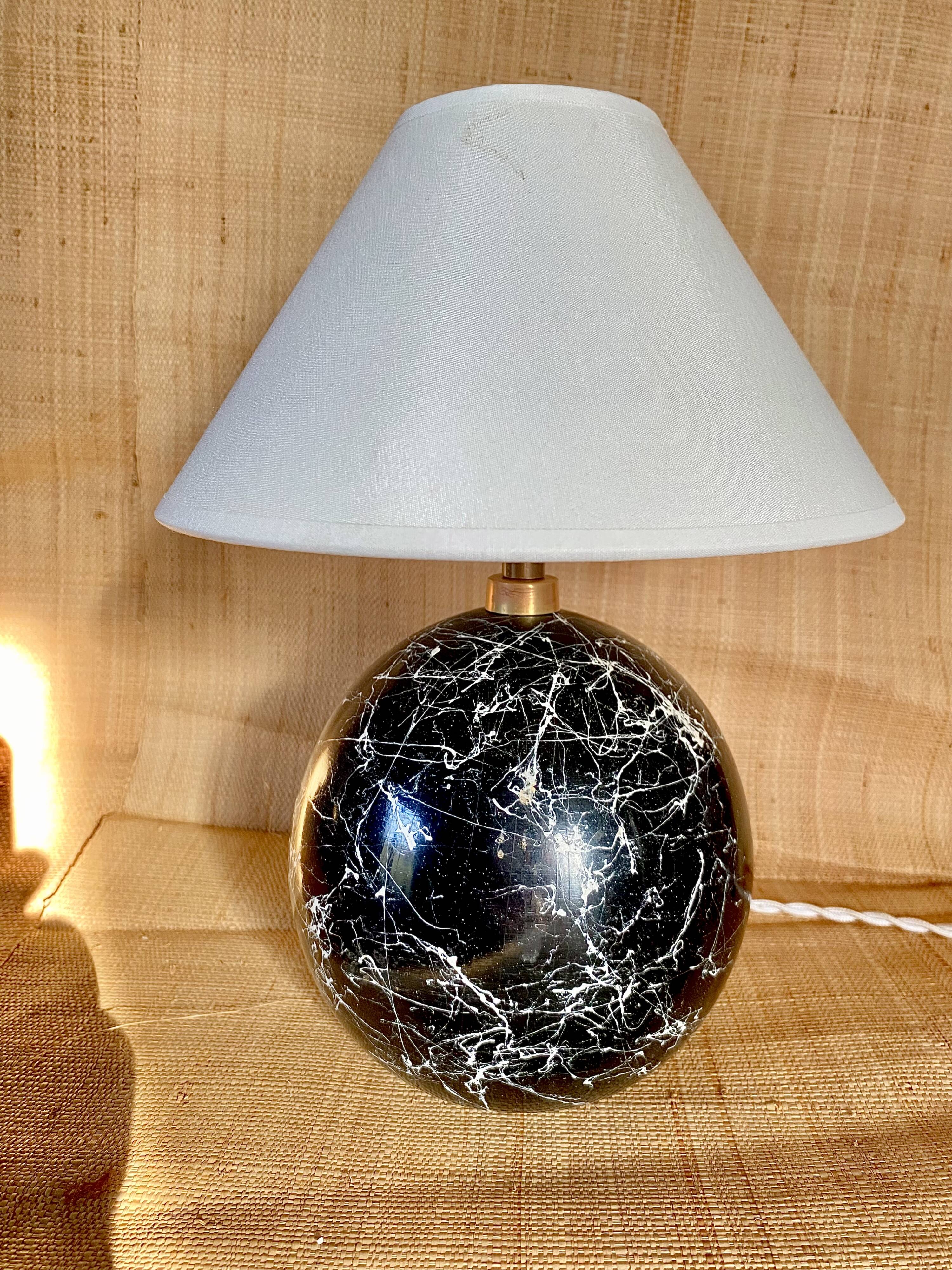 Lampe bois trompe l’œil, câble tissu, abat-jour