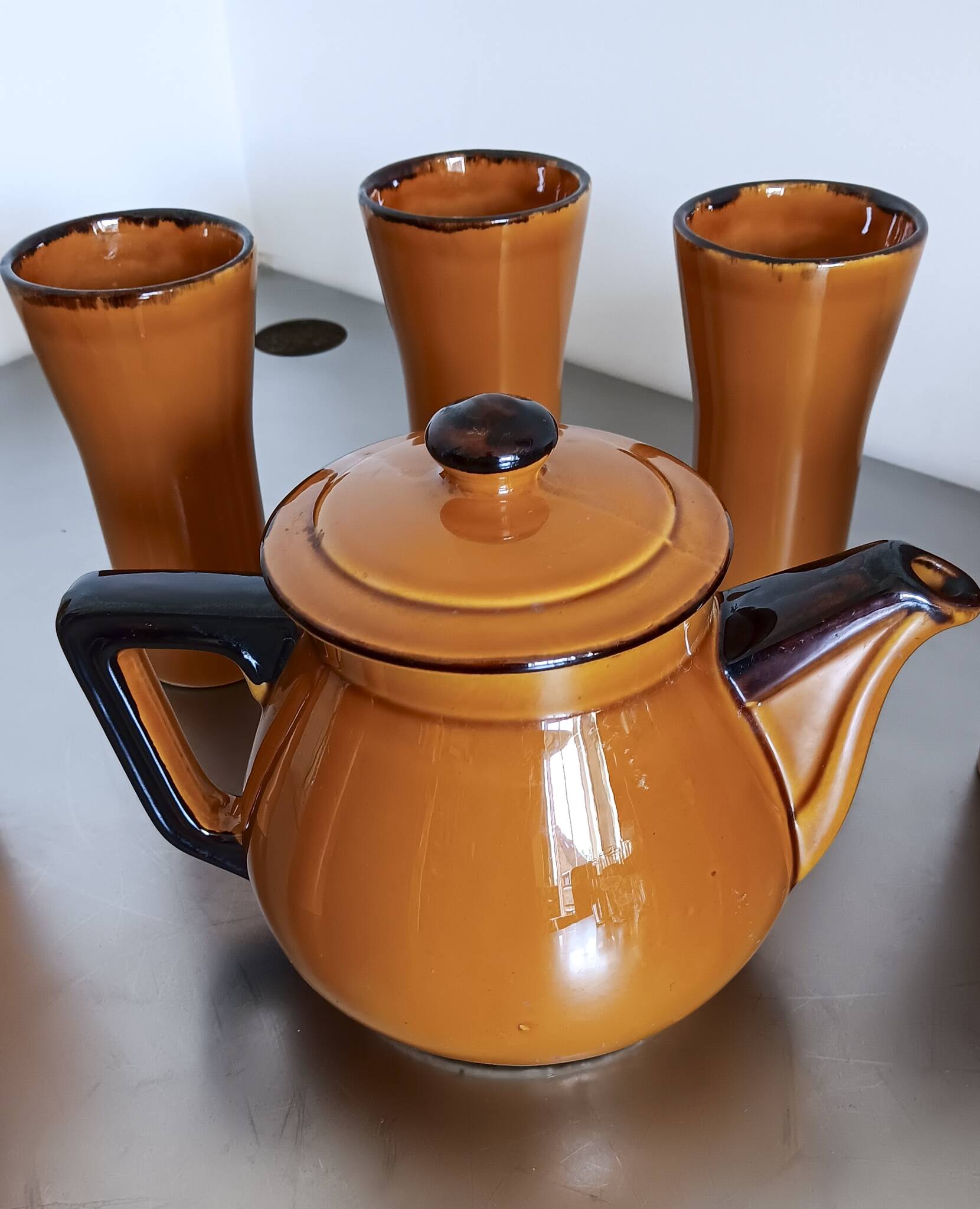 Poët Laval 8T brown ochre teapot with 7 orangeade or mazagrans glasses