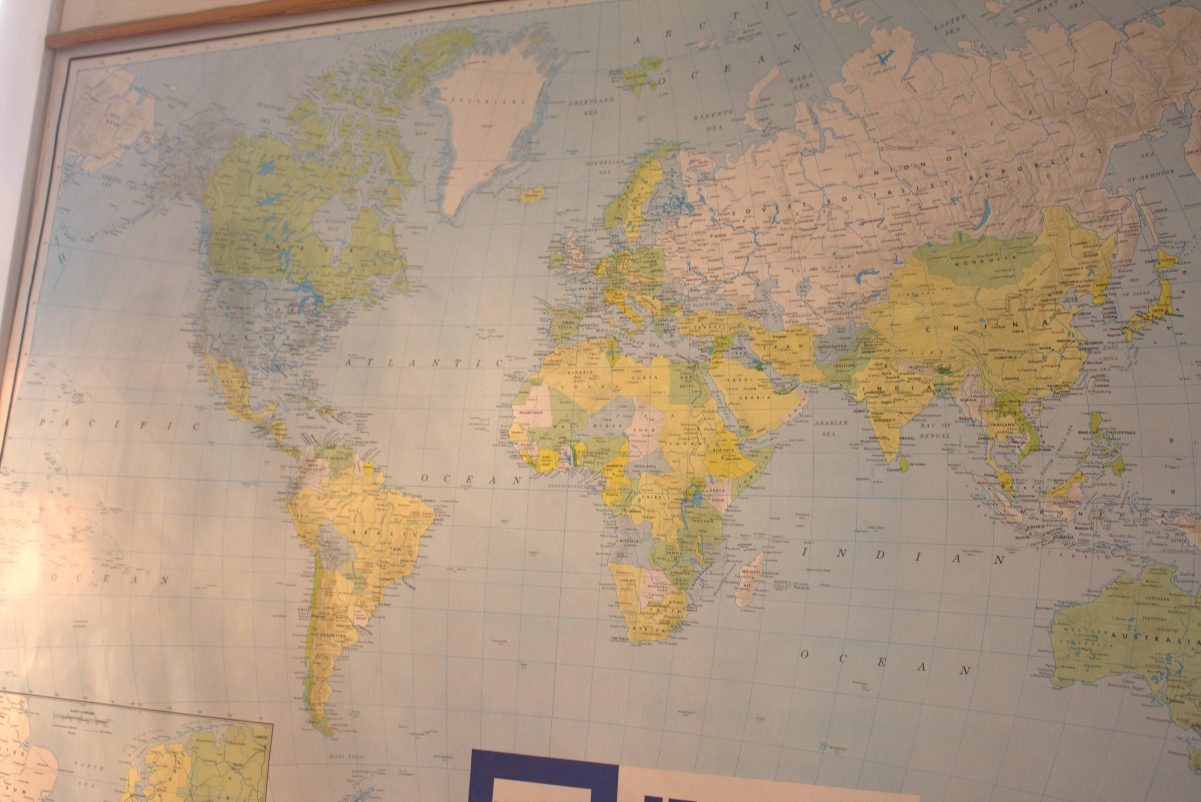 Old school map of the world 1977 wall decoration