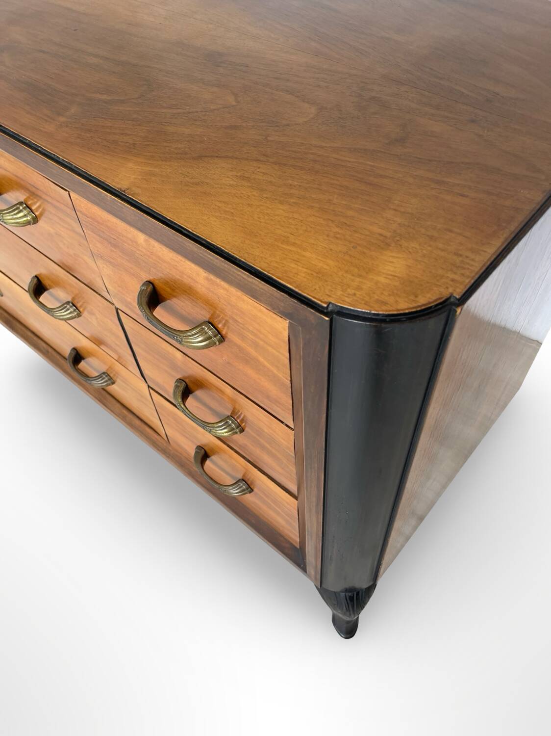 Elegant Italian chest of drawers, 1940s.