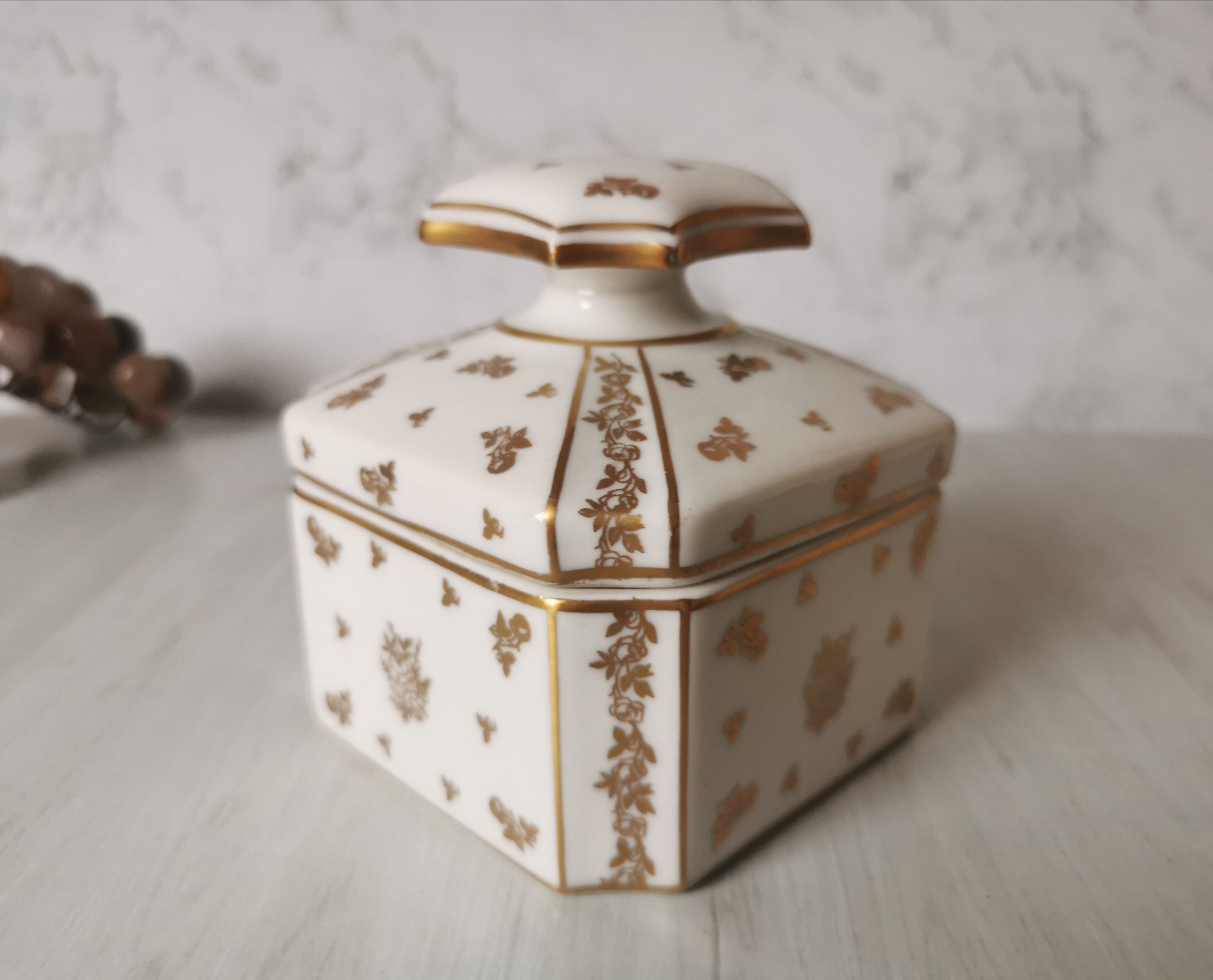 Porcelain bonbonnièree de Limoges