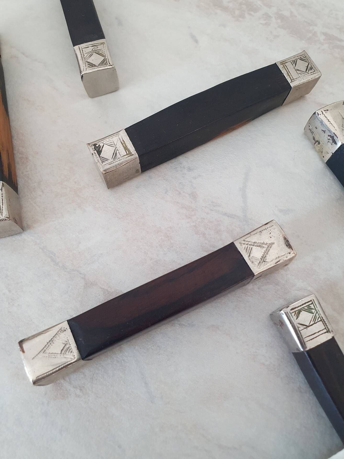 Porte couteaux en bois en Alpaca avec décor ethnique