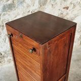 Armoire à rideau vintage en chêne français – meuble de rangement des années 1920 avec 12 étagères fixes et ferrures en laiton (42 × 38 × 118 cm)