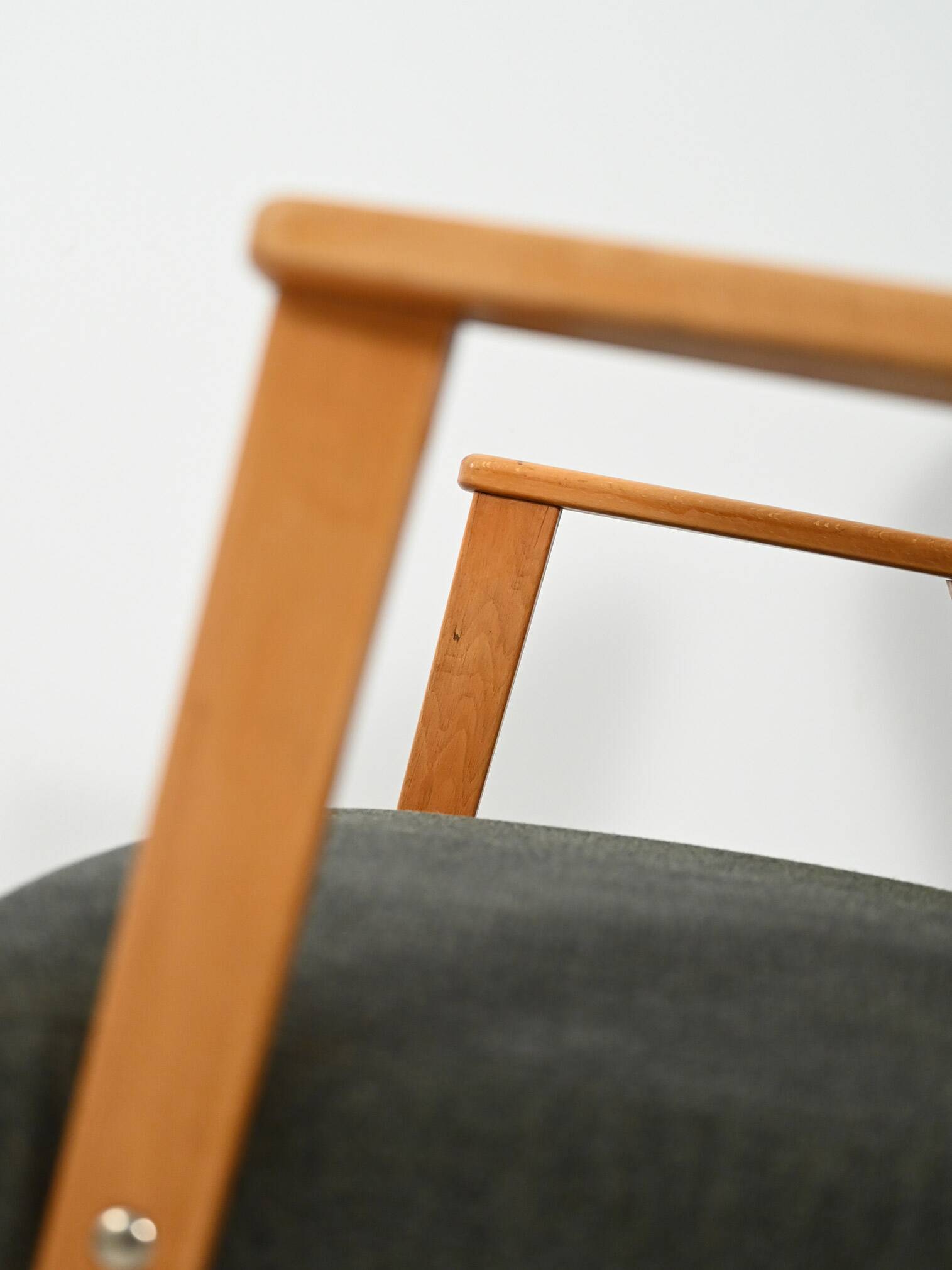 Paire de fauteuils en hêtre avec un revêtement en tissu gris