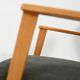 Paire de fauteuils en hêtre avec un revêtement en tissu gris