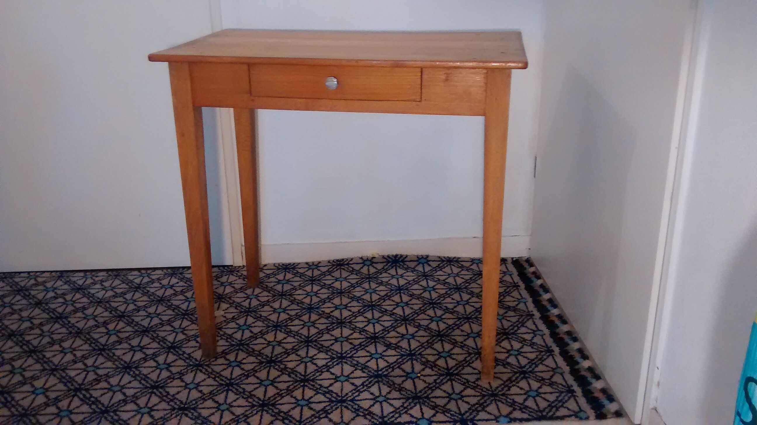 Side table feet spindle