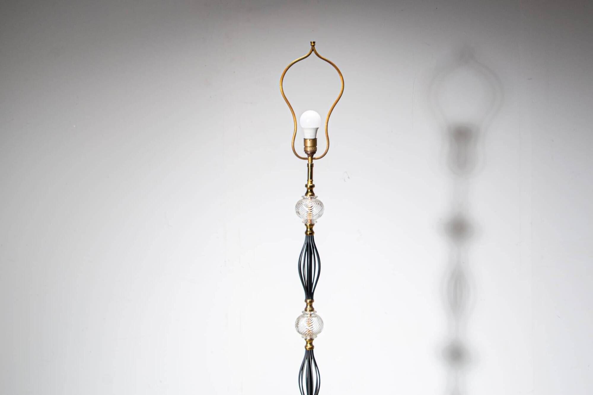 Lampadaire en verre et laiton des années 1940