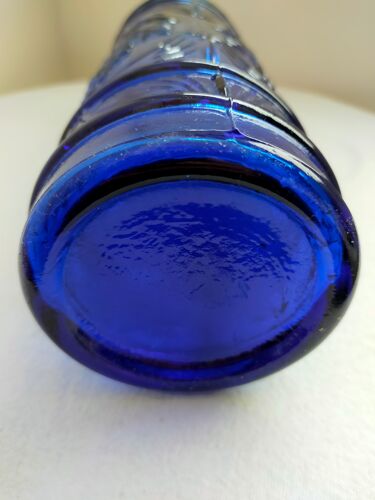 Bouteille en verre moulé bleu cobalt en relief décor grappes de raisins
