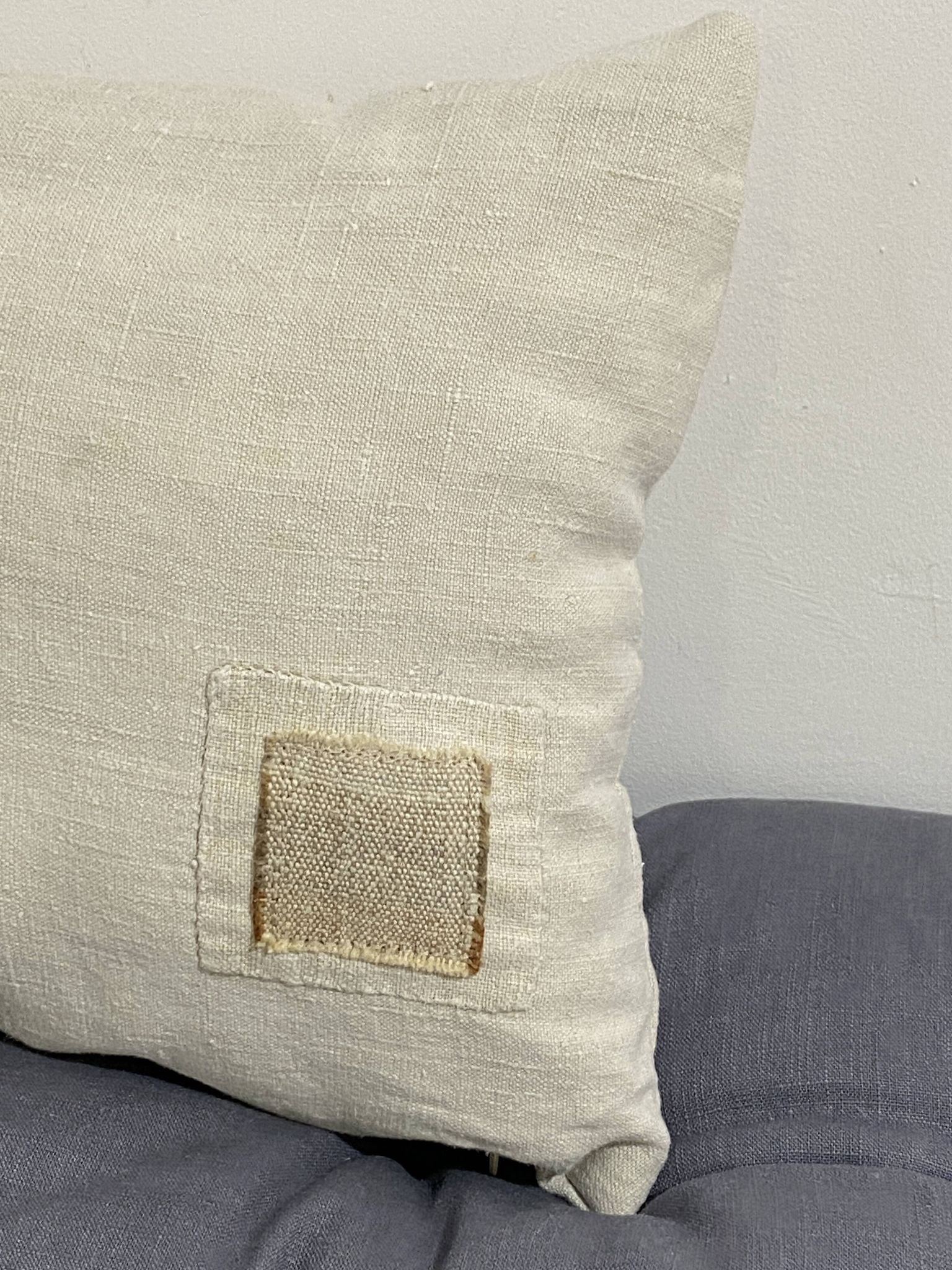 Coussin en toile ancienne avec ornement
