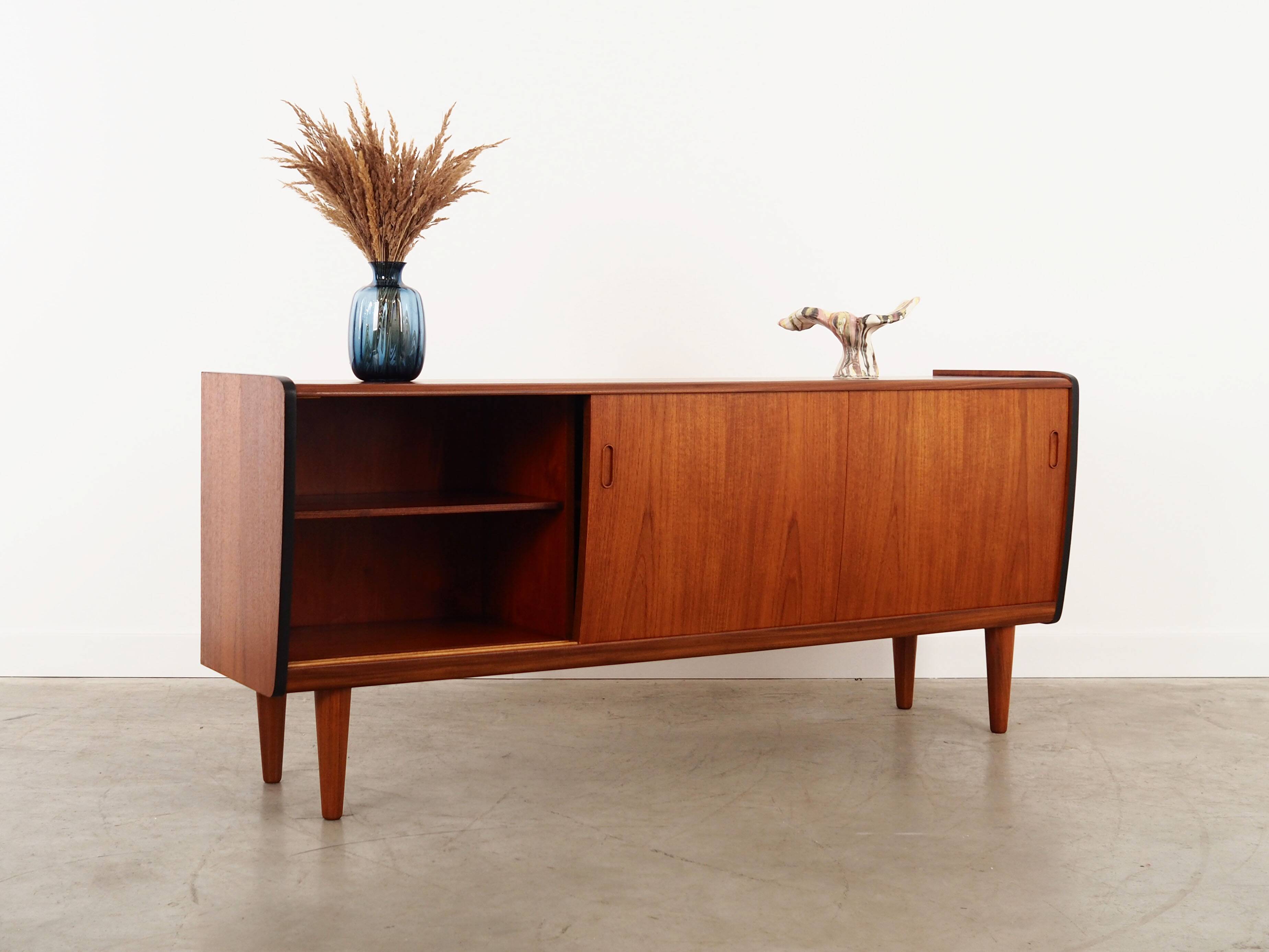 Buffet en teck, design danois, années 1970, production : Danemark