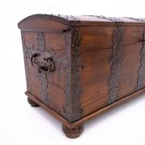 Grand coffre ancien, Europe occidentale, vers 1870
