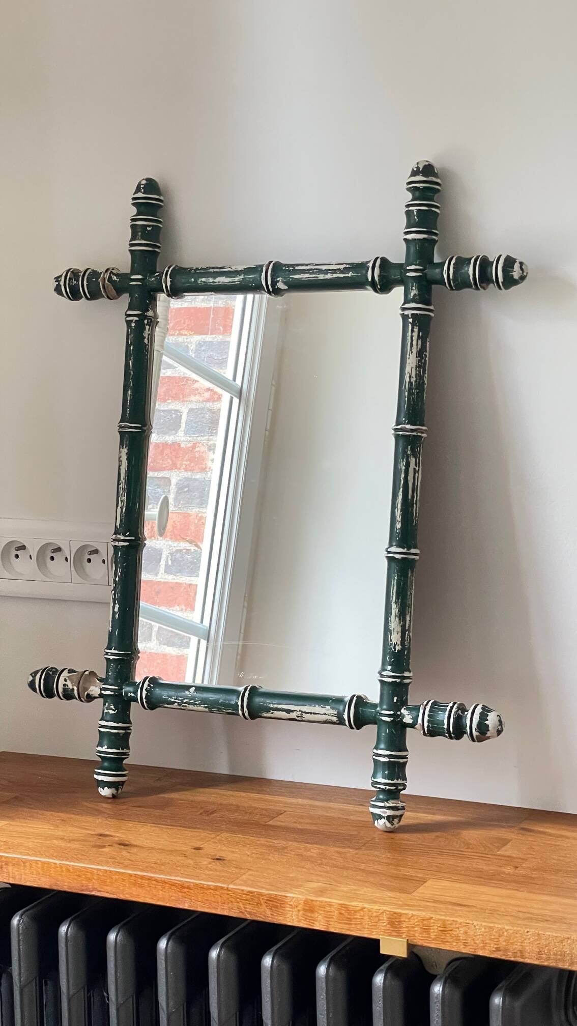 Miroir ancien en bois formant bambou