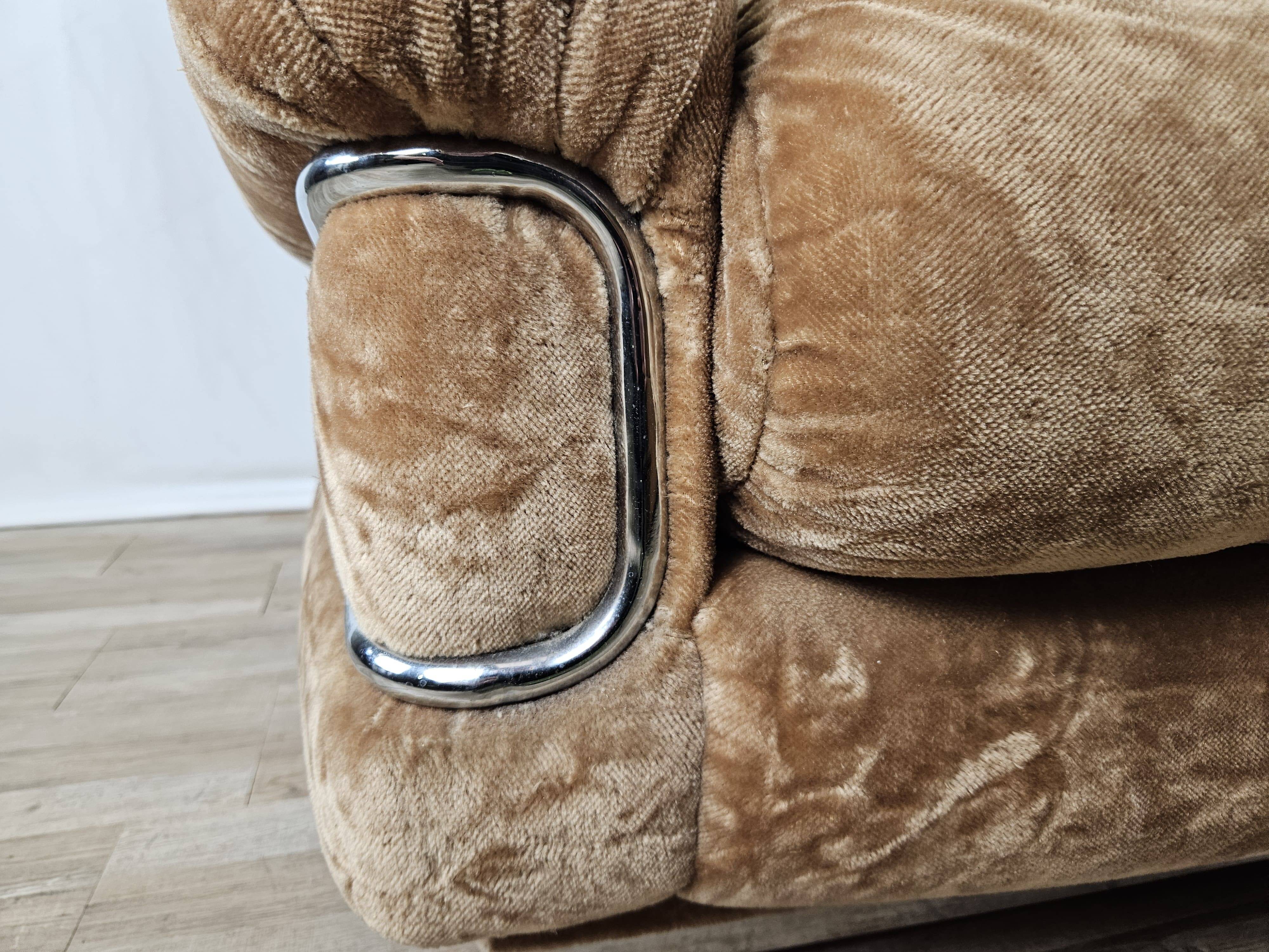 Fauteuil années 70 en tissu et acier