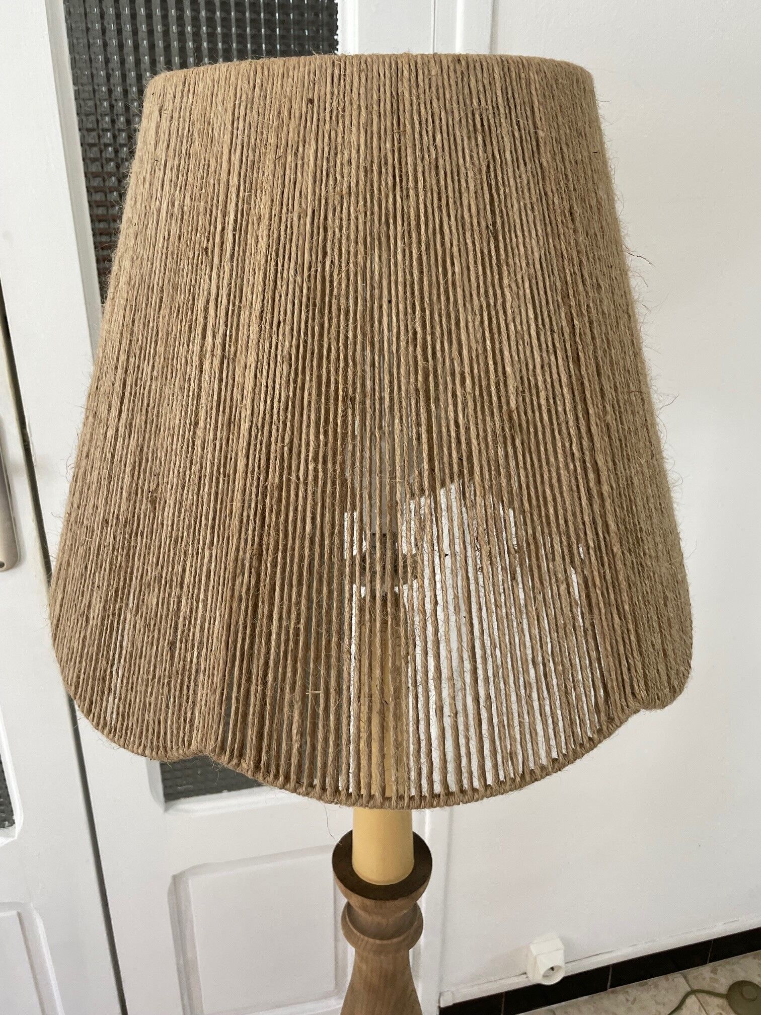 Lampadaire vintage en bois naturel et abat jour en corde années 1960