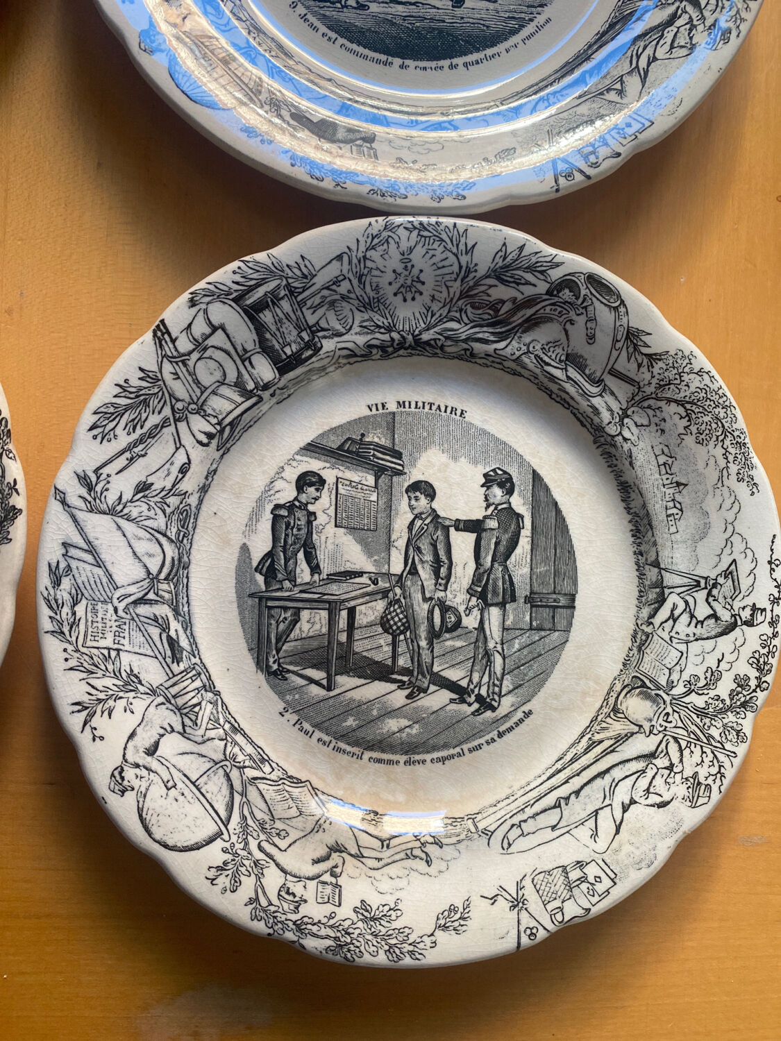 Choisy le roi - 5 assiettes vie militaire