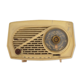 Sixties bakelite Radiola lamp radio
