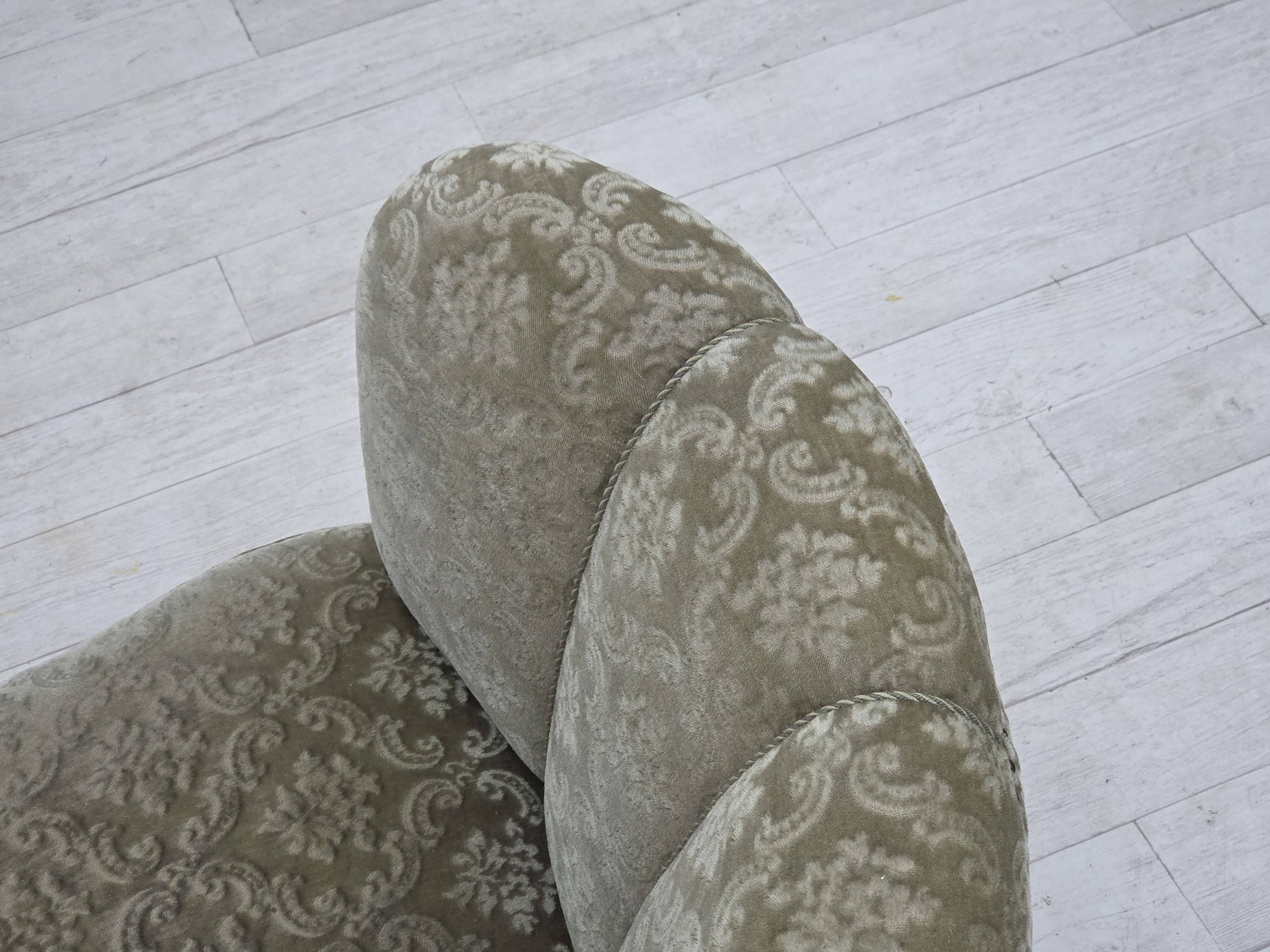 Canapé incurvé 2 places danois des années 1960, revêtement en velours vert clair.