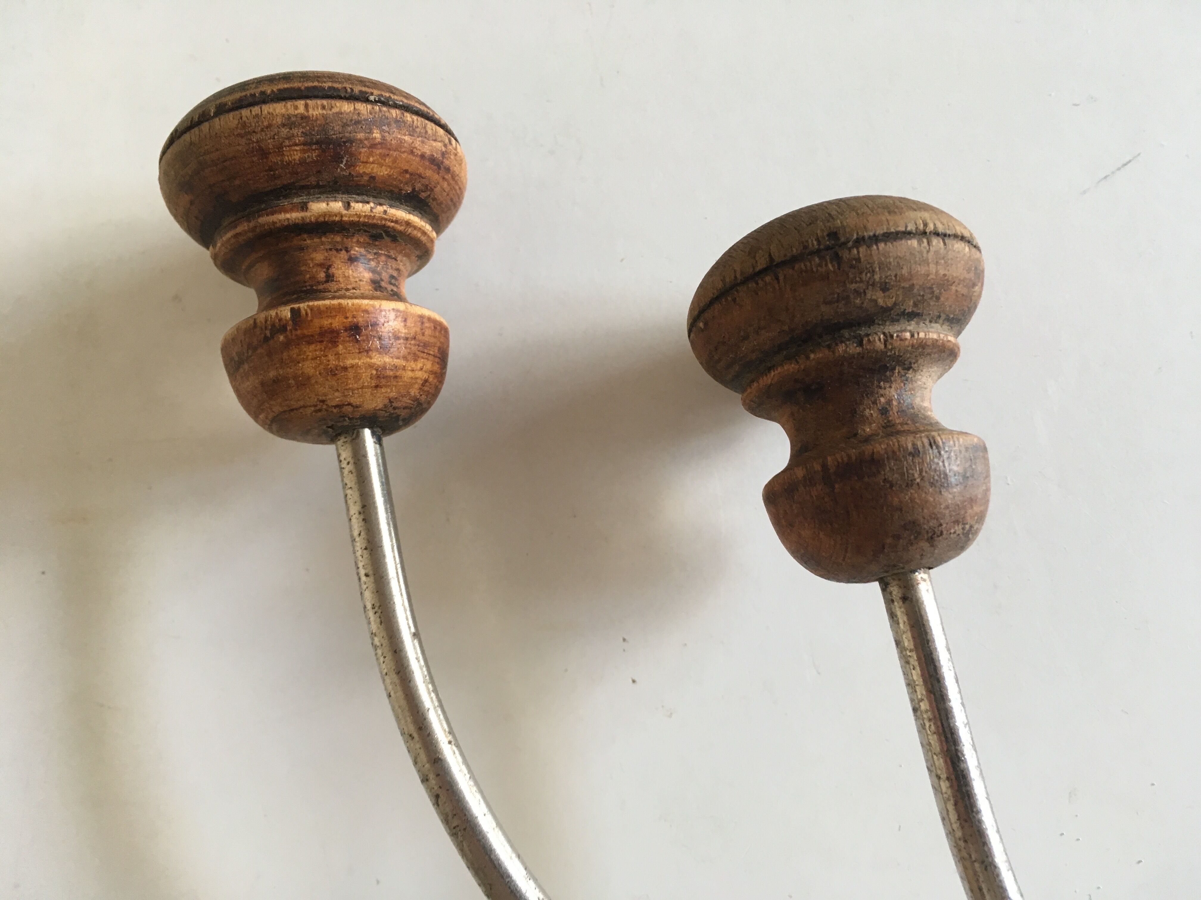 Paire de patères papillon en bois tourné 1920