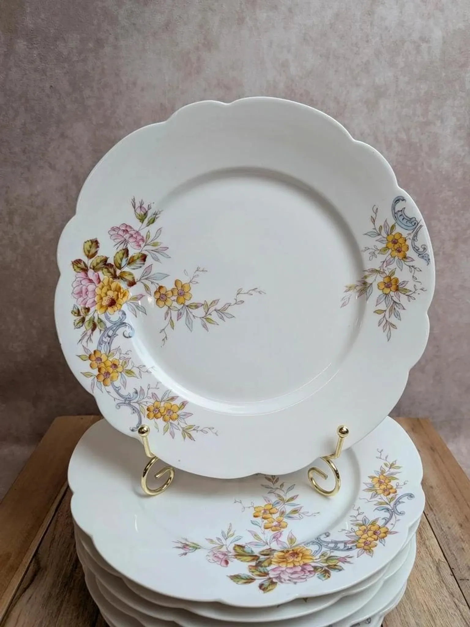 Set of 7 vintage flat plates in porcelain – Polychrome floral decoration