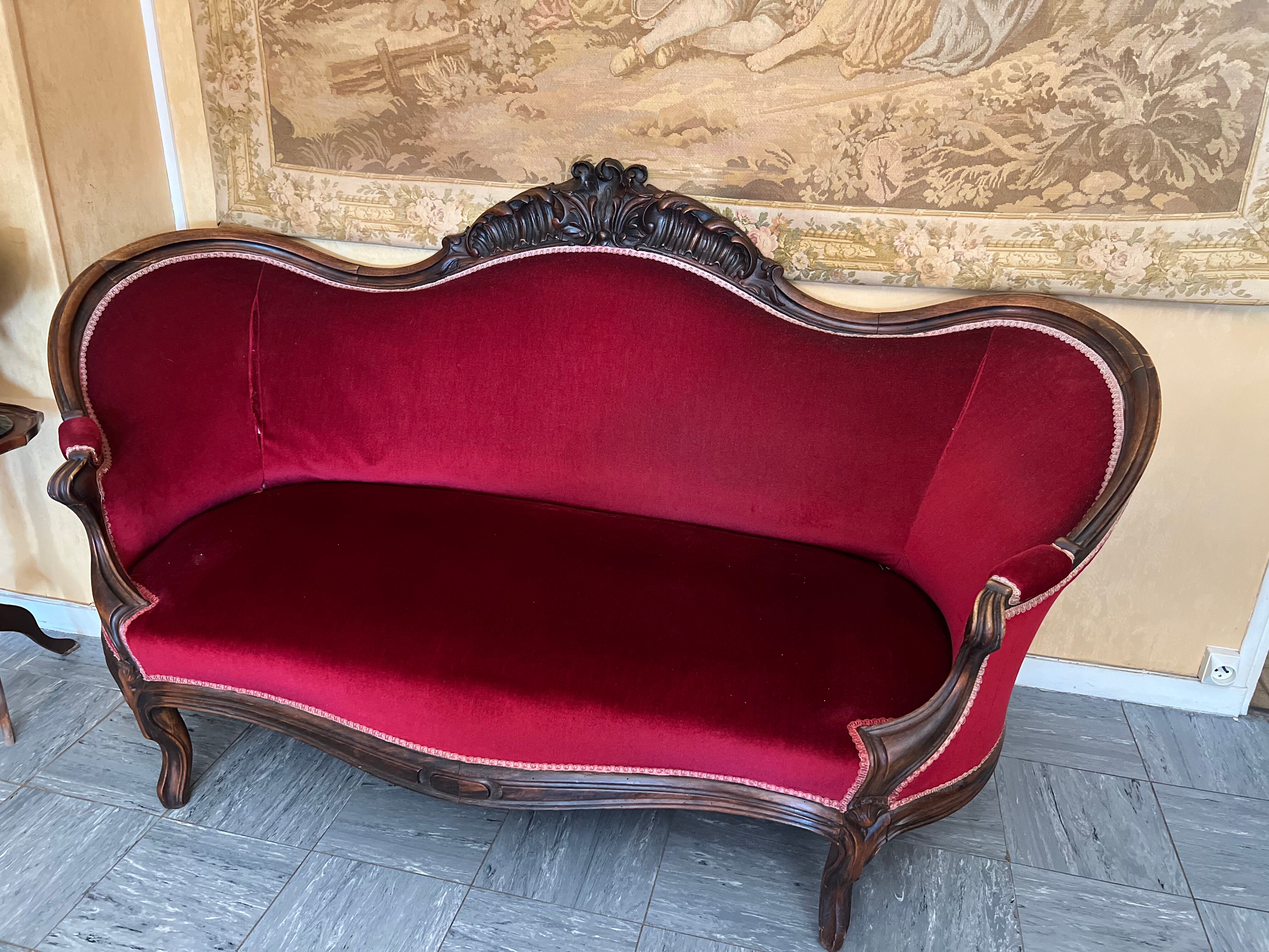 Antique canapé in wood and burgundy velvet in Louis Philippe style.