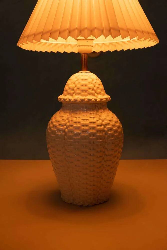 Vintage table lamp in woven ceramic Regency style.