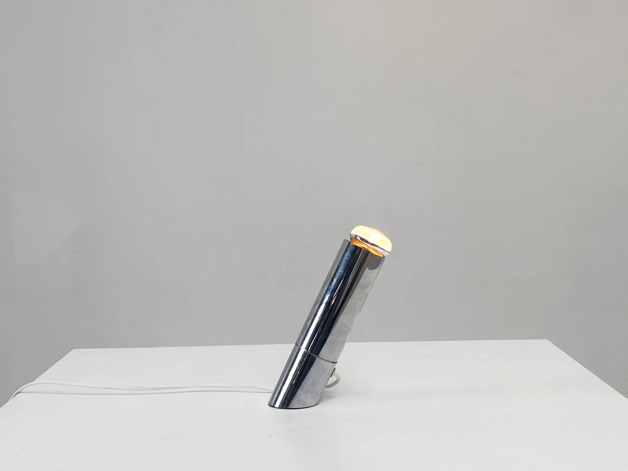 Lampe de table élégante en chrome
