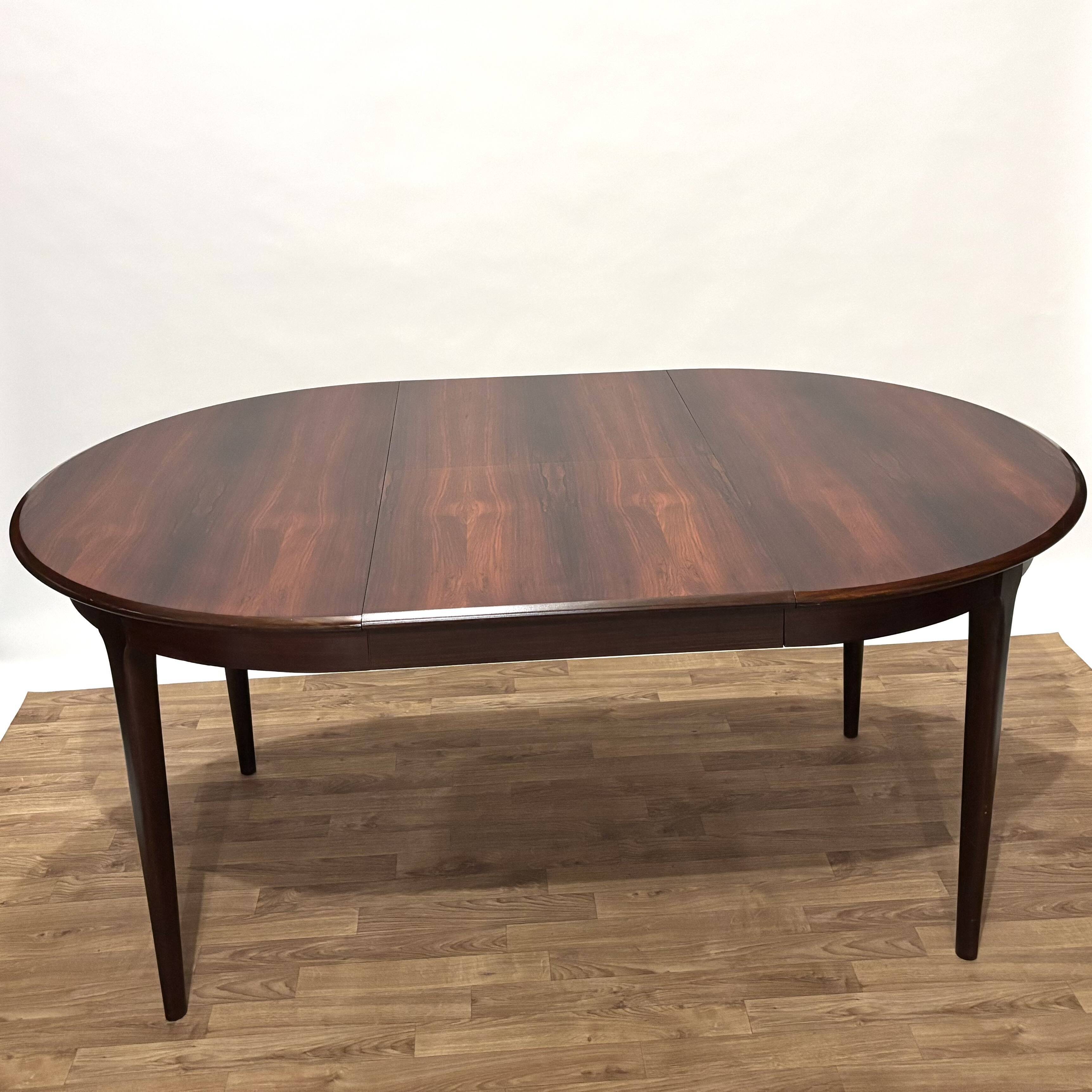 Extendable dining table in Rio rosewood.