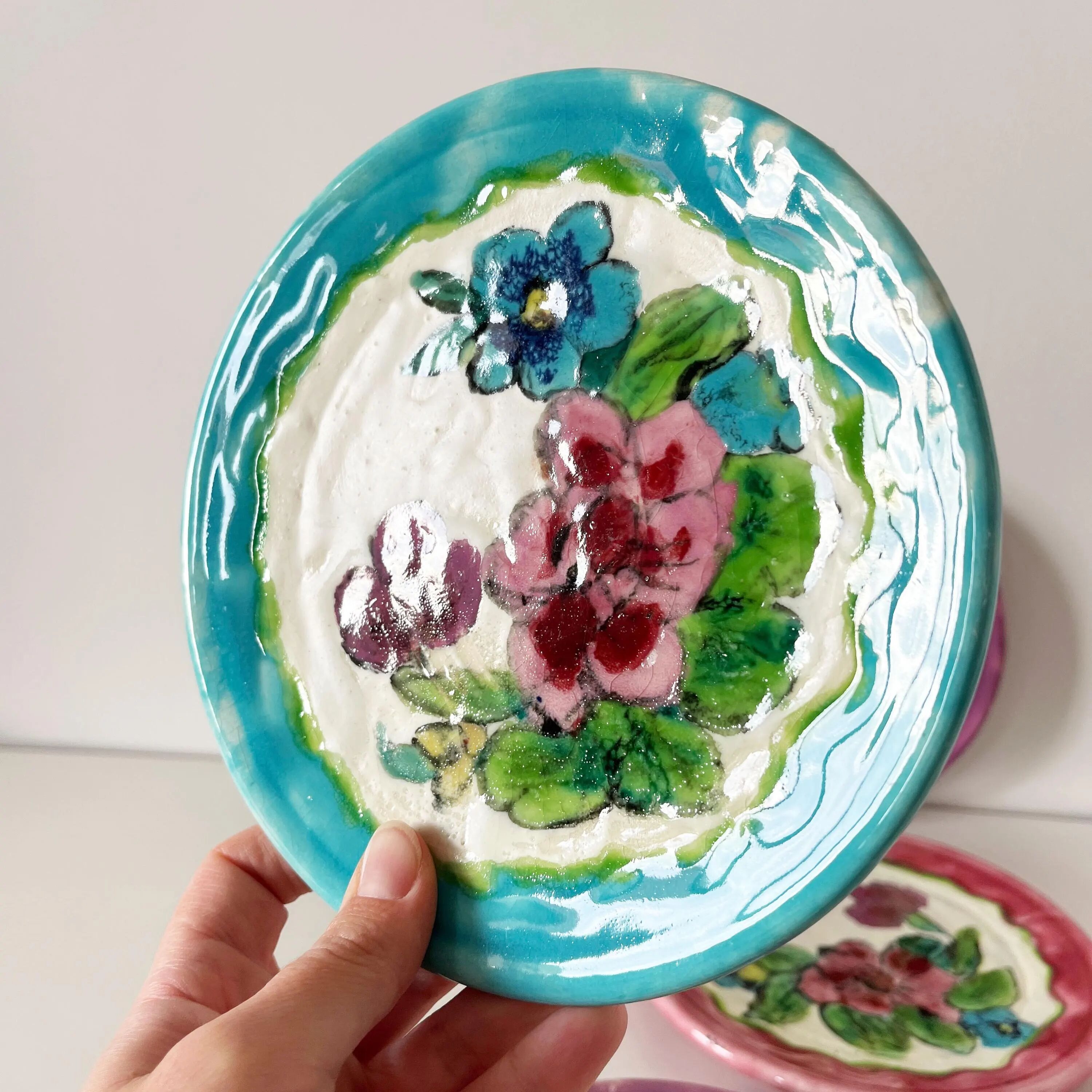 Lot de 5 assiettes en barbotine fleurs Vallauris 1950