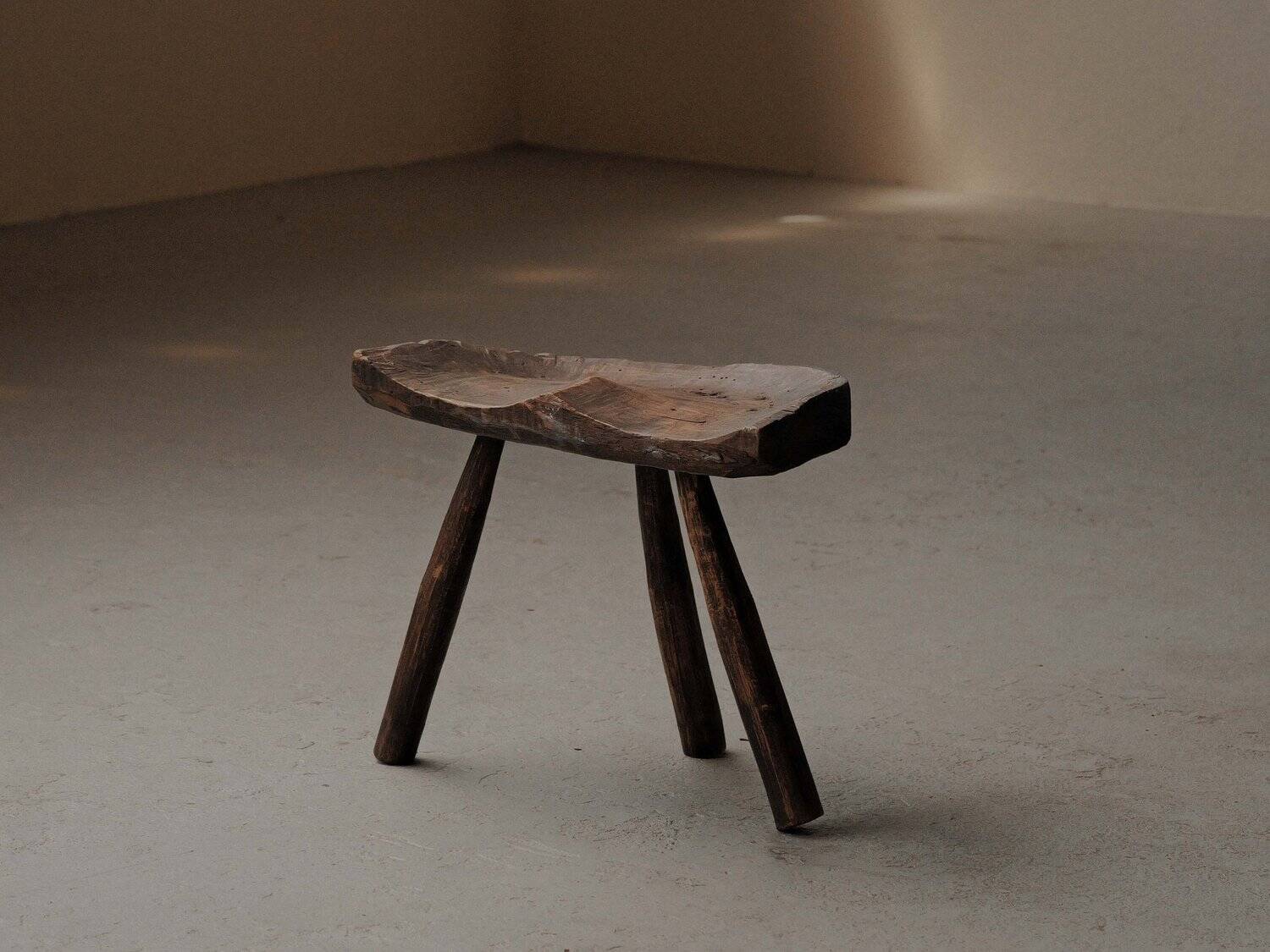Milking stool in solid wood, Folk art, Cévennes, around 1900
