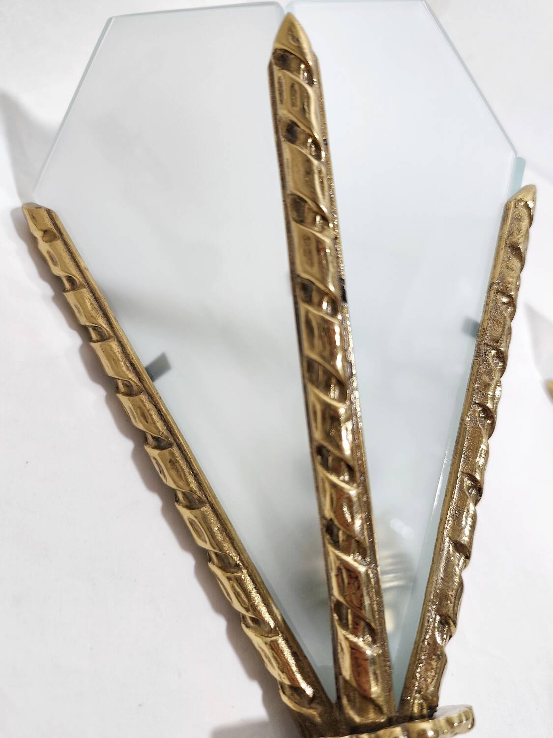 Par de apliques de bronce. España, 1980s.