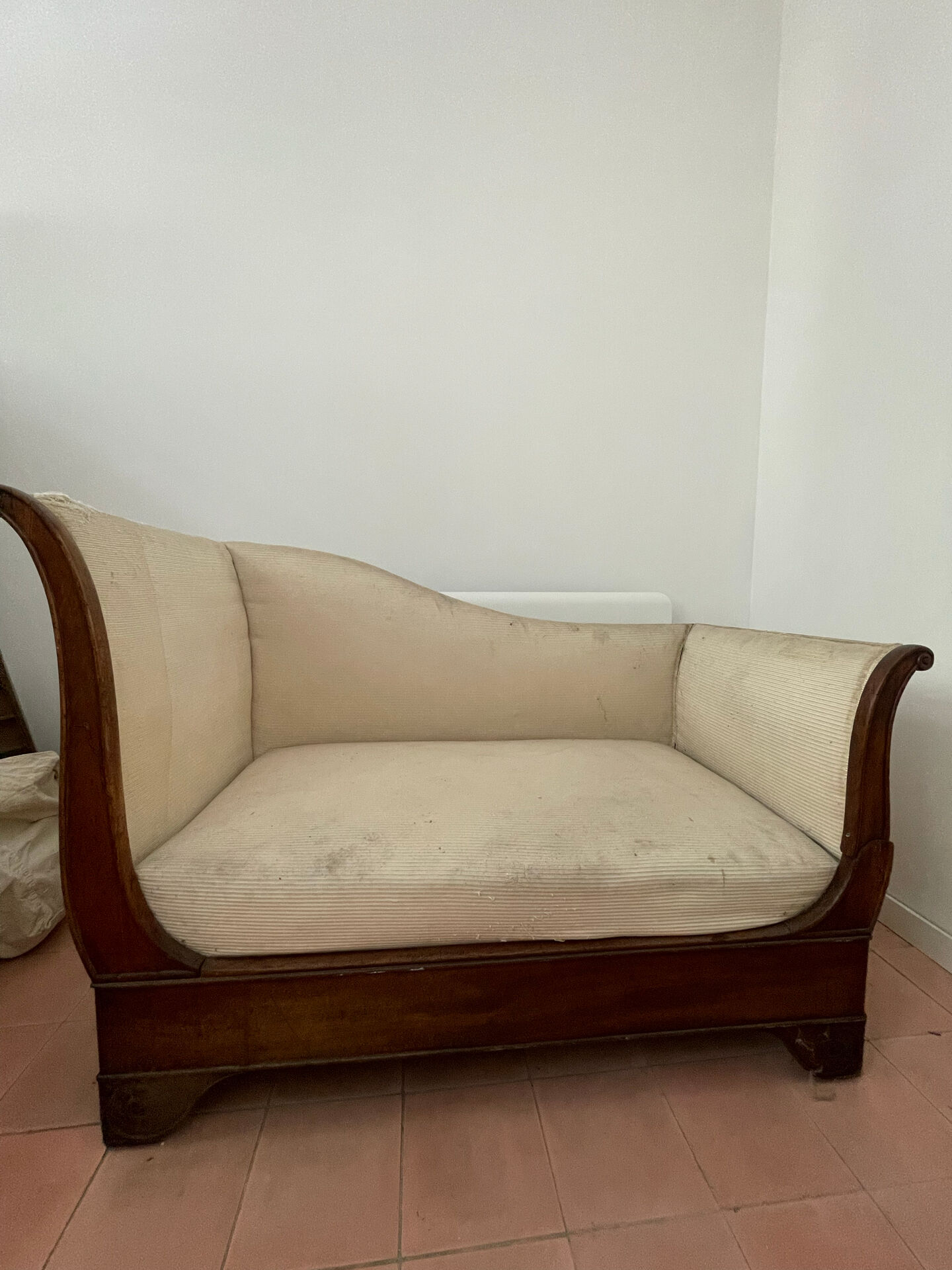Meridian with a solid walnut system - Restoration style