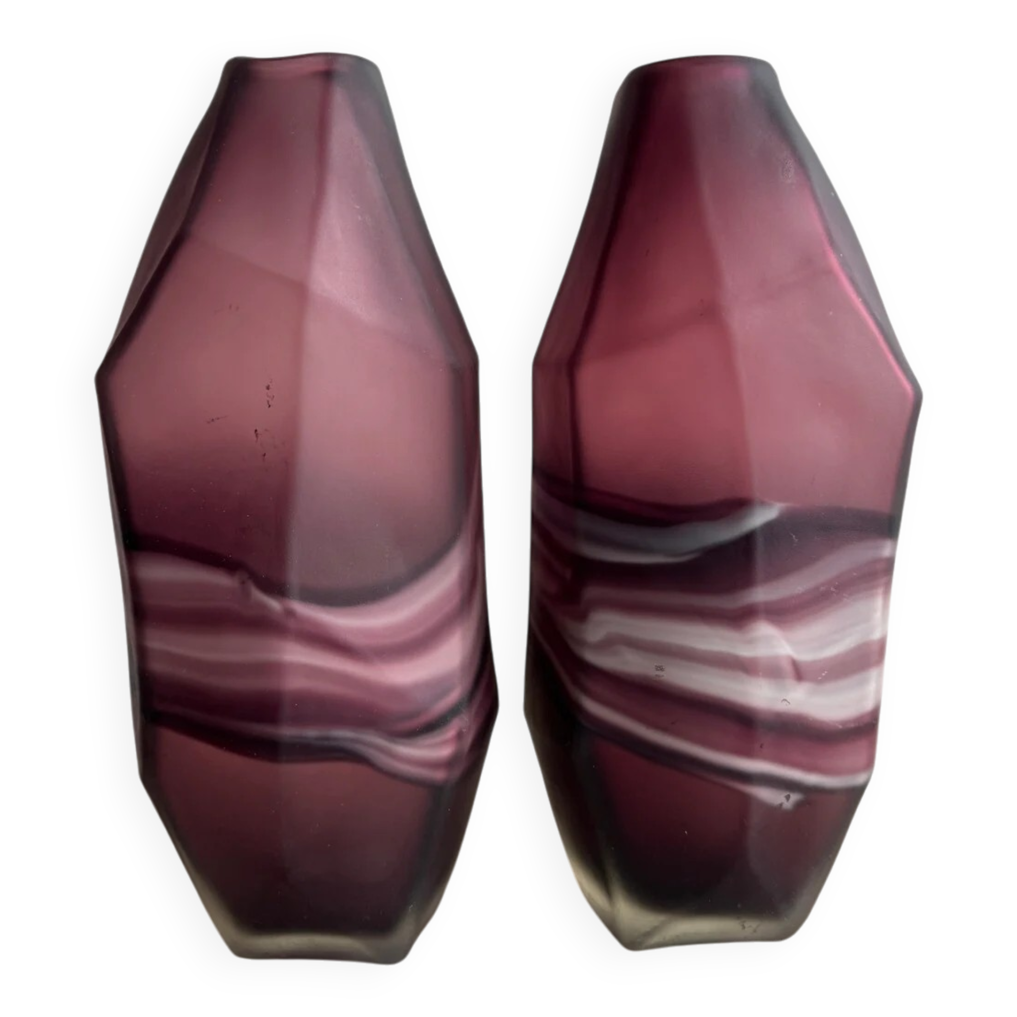 Ensemble de vases en verre améthyste et blanc à motifs tourbillonnants — Paire de vases géométriques à facettes en verre moderne