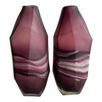 Ensemble de vases en verre améthyste et blanc à motifs tourbillonnants — Paire de vases géométriques à facettes en verre moderne