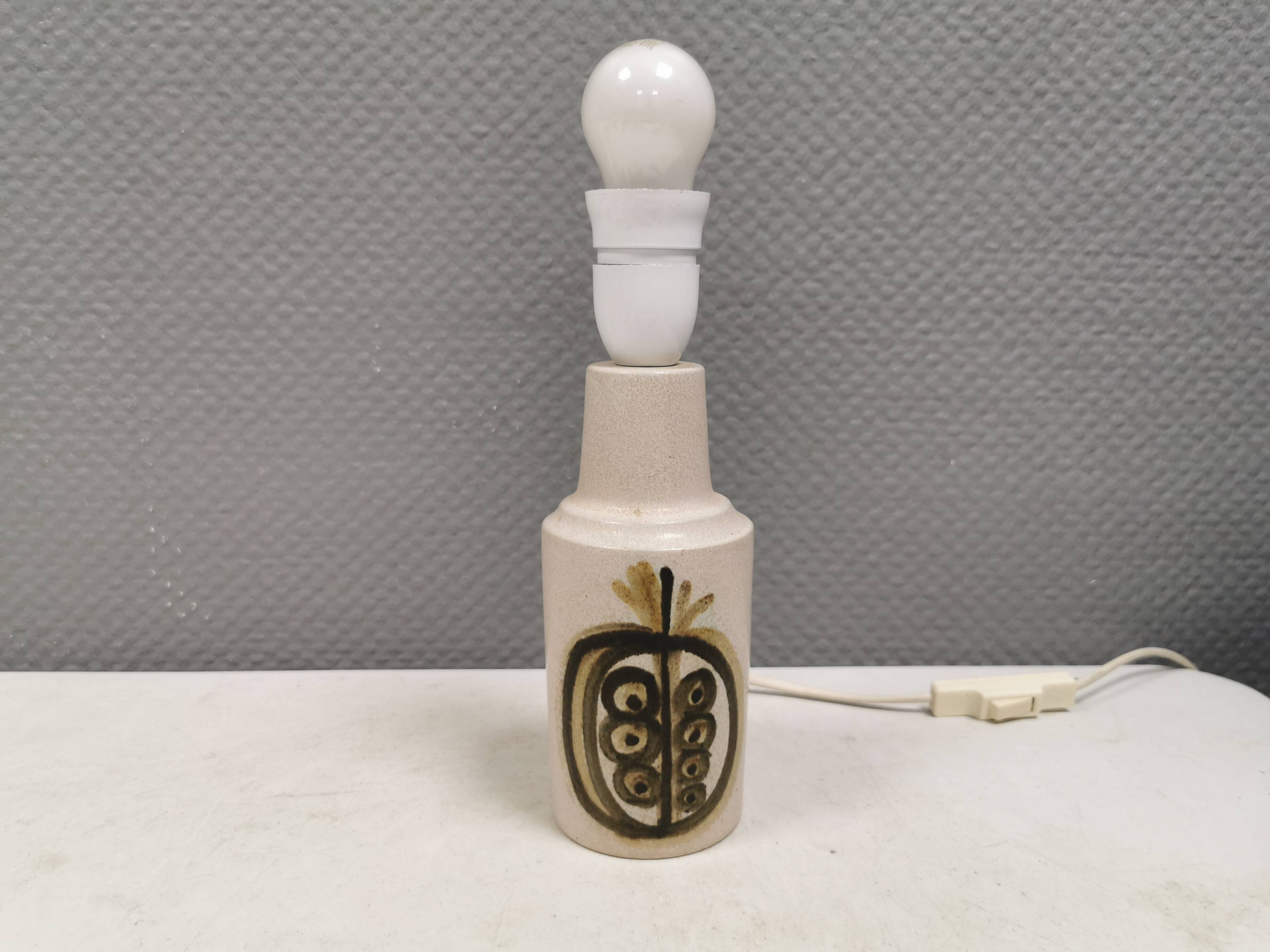 Petite lampe de table en grès de la marque danoise Okola, années 1980.