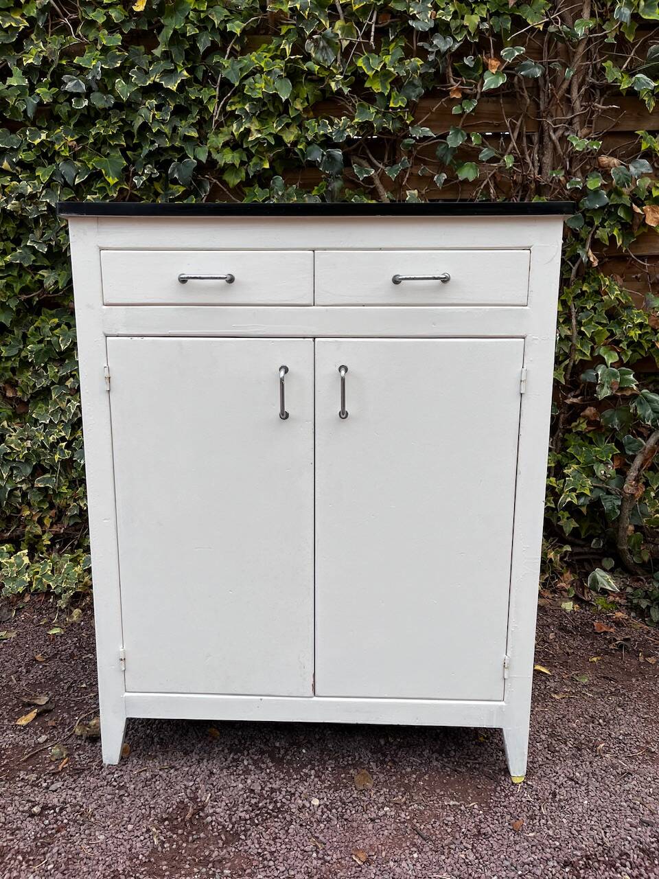 Vintage white sideboard with 2 doors and 2 drawers