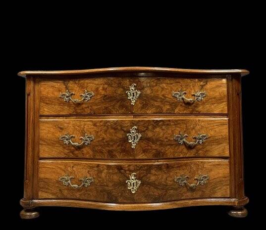Commode galbée époque Louis XIV - Louis XV en ronce de noyer et bronzes dor