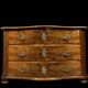 Commode galbée époque Louis XIV - Louis XV en ronce de noyer et bronzes dor