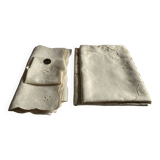 Nappe rectangulaire et serviettes brodées à la main