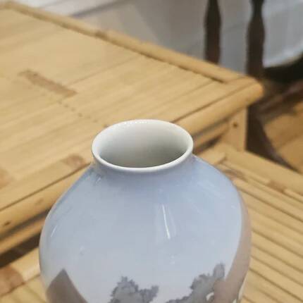 Vase vintage en porcelaine Bing & Grondahl décor vieux Arrhus au chat noir - Danemark années 70