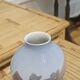 Vase vintage en porcelaine Bing & Grondahl décor vieux Arrhus au chat noir - Danemark années 70