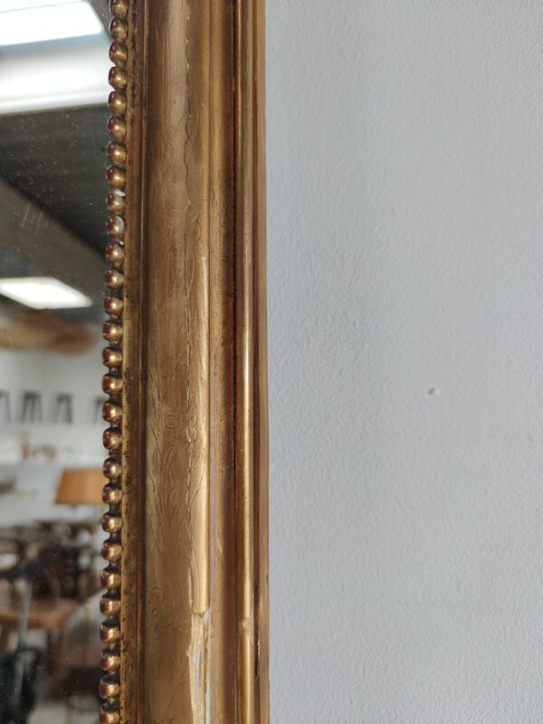Miroir en bois et stuc doré à rais de perles h: 2m45 l:40cm