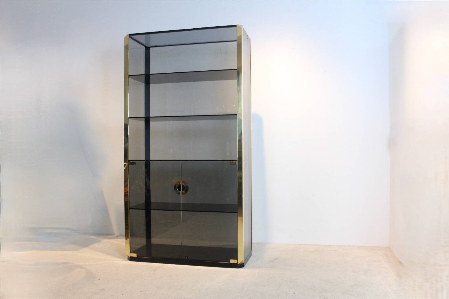 Armoire en verre fumé et laiton