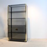 Armoire en verre fumé et laiton