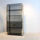 Armoire en verre fumé et laiton
