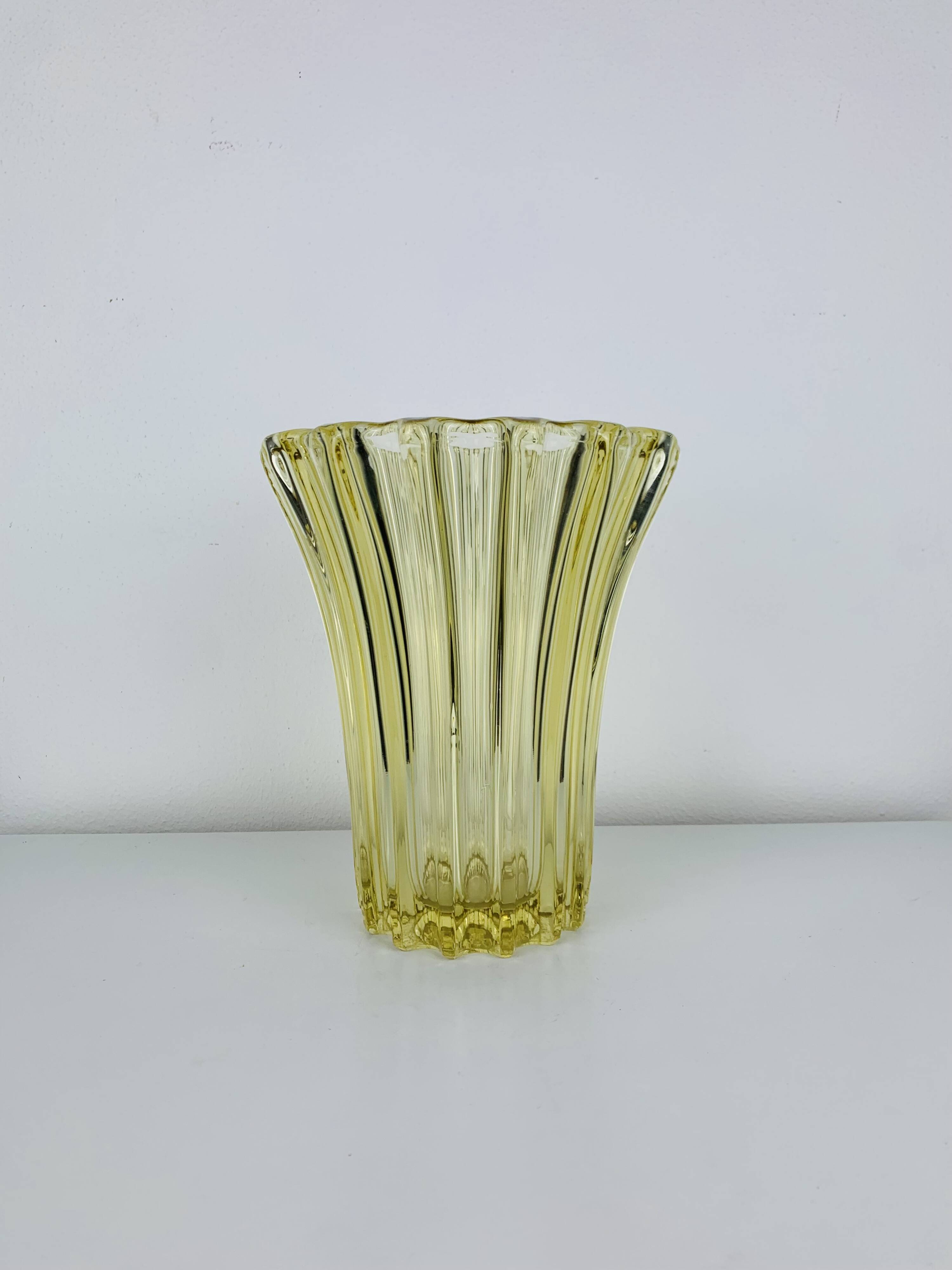 Vase art déco par Pierre D'Avesn, verre jaune