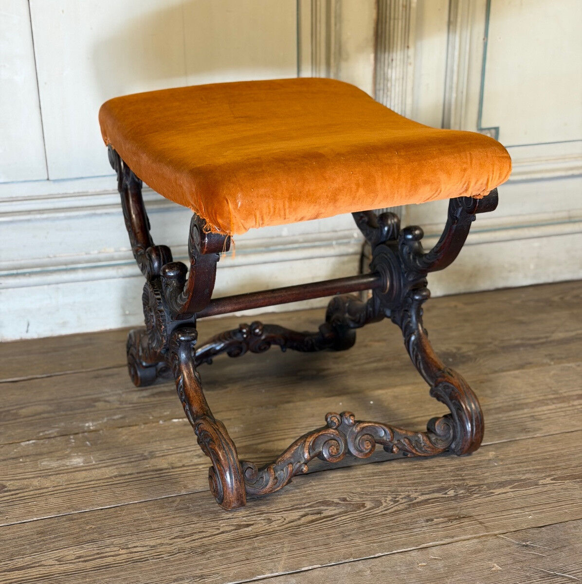 Tabouret en X, bois sculpté, XIXème siècle